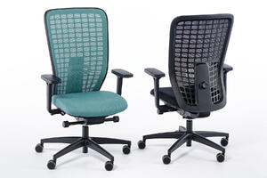 Die Rückenlehne ist bewegbar und kann auch in verschiedenen Stufen festgestellt werden